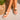 Sandalia plana Pink Desert A-54 beige, detalle frontal con lazo y adornos - © Calzados Modesto®