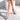 Descubre la elegancia y comodidad de estas sandalias planas en un versátil color beige - © Calzados Modesto®
