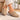 Mocasín beige Pink Desert para mujer, vista lateral baja sobre suelo claro - © Calzados Modesto®