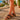 Sandalia Pink Desert R-82 marrón mujer en uso, estilo casual sobre adoquines con fondo mediterráneo - © Calzados Modesto®