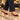 Pink Desert SJ-3A040-1 Zapato Burdeos para Mujer — modelo IA © Calzados Modesto®